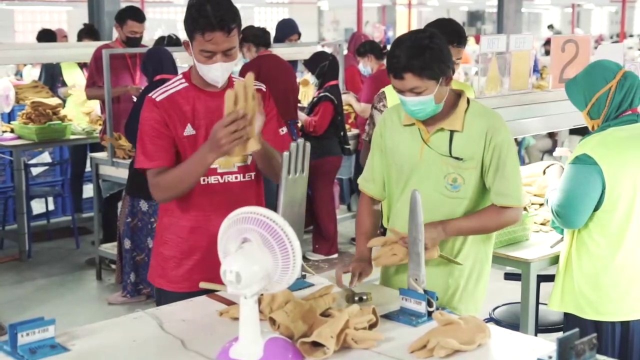 AMAZING PROCESS OF GLOVES MANUFACTURING || PROSES PEMBUATAN SARUNG TANGAN BRAND TERKENAL DUNIA