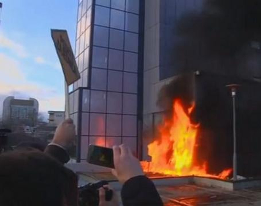 Fire breaks out at Kosovo government HQ during unrest