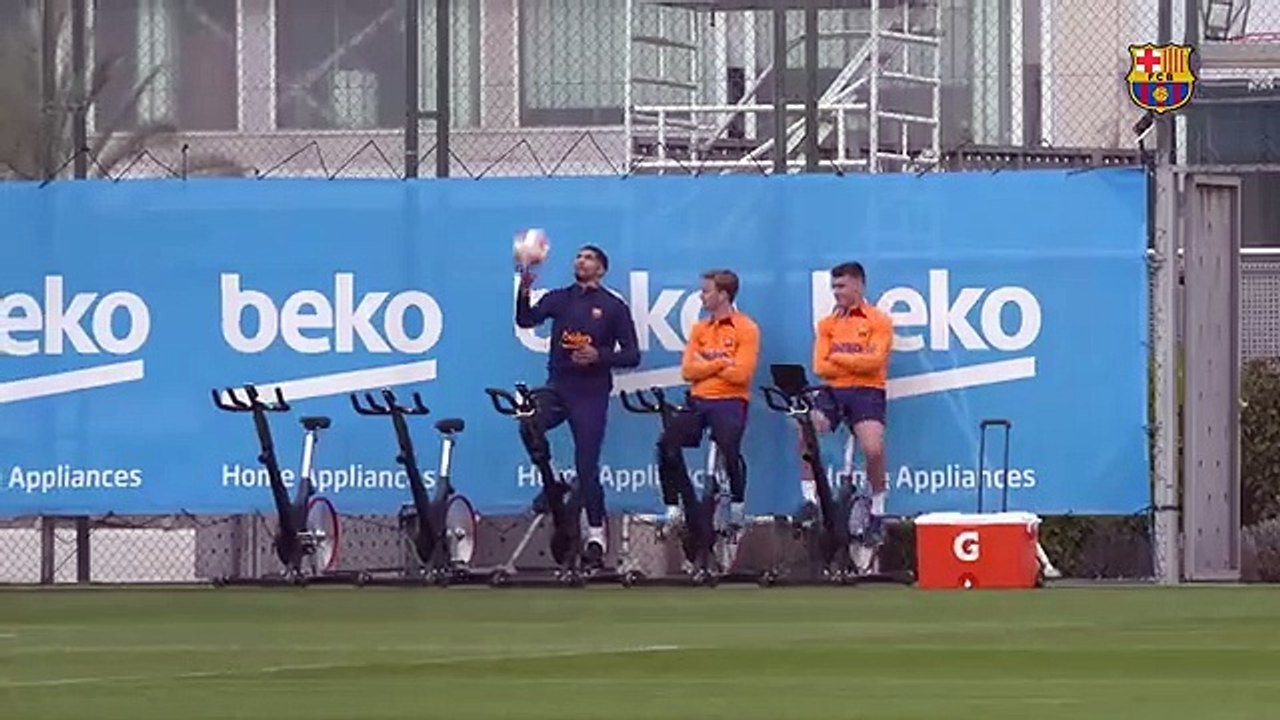 Araujo y Frenkie de Jong dan toques con el balón / FCB