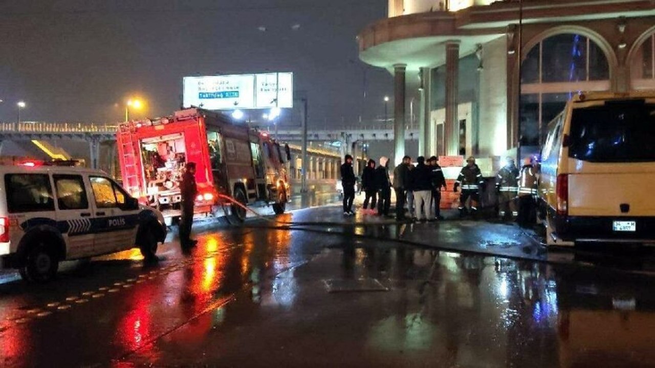 Akaryakıt istasyonunda minibüs alev alev yandı!