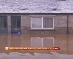 Pasukan penyelamat periksa rumah selepas banjir di Scotland
