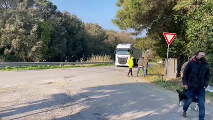 Discarica del Limoncino, i cittadini bloccano i camion