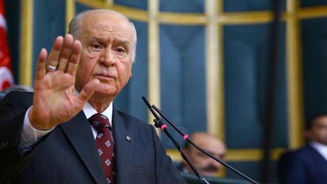 MHP lideri Bahçeli, Gelirken gördüm dediği DEVA Partisi'nin seçim afişine yanıt verdi: Bu pazar seçim yok, iyi uykular