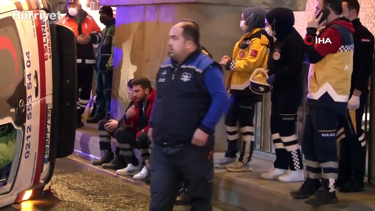 Zeytinburnu'da alt geçitte ambulans devrildi