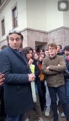 Koç Üniversitesi’nde haremlik selamlık uygulama! Dekan öğrencinin üzerine yürüdü