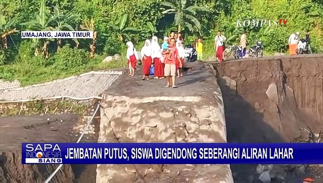 Jembatan Putus, Siswa Harus Digendong Sebrangi Aliran Lahar untuk Berangkat ke Sekolah