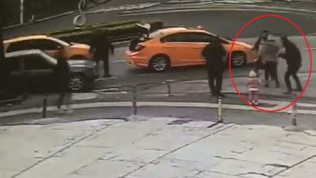 Taksi şoförü ile müşterinin kavgası kamerada