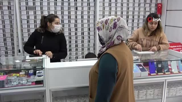 Muhtardan kadınlara ilginç hediye... Dünya Kadınlar Günü nedeniyle kadınlara cep telefonu ekran koruma camı hediye etti