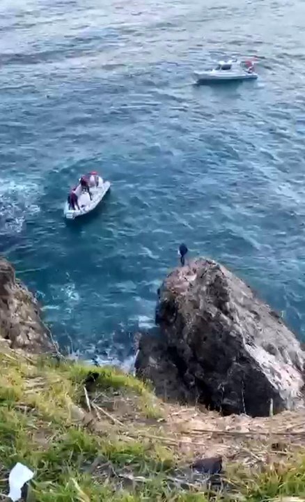 Balık avlarken falezlerde mahsur kalan amatör balıkçı için kurtarma operasyonu