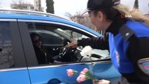 Trafik polisleri kadın sürücüleri karanfillerle karşıladı