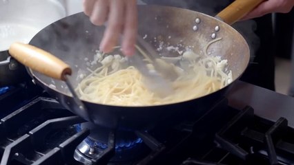 Download Video: Cacio e pepe_ originale vs. infallibile vs. gourmet con Luciano Monosilio _ Answering Babish