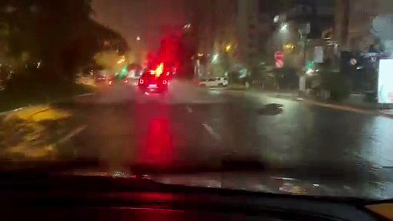 Alto volume de chuva deixa ruas alagadas na Grande Florianópolis