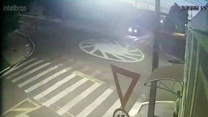 Câmeras registram acidente em que motociclista quebrou a perna no Bairro Brasília