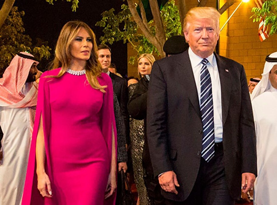 Public Buzz : Melania Trump met un gros vent en public à Donald Trump !