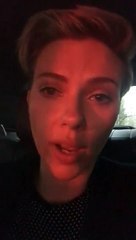 Public Buzz : Scarlett Johansson invite son sosie de 72 ans à prendre un verre !