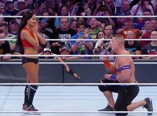 Public Buzz : Un catcheur demande sa petite amie catcheuse en mariage... sur le ring !