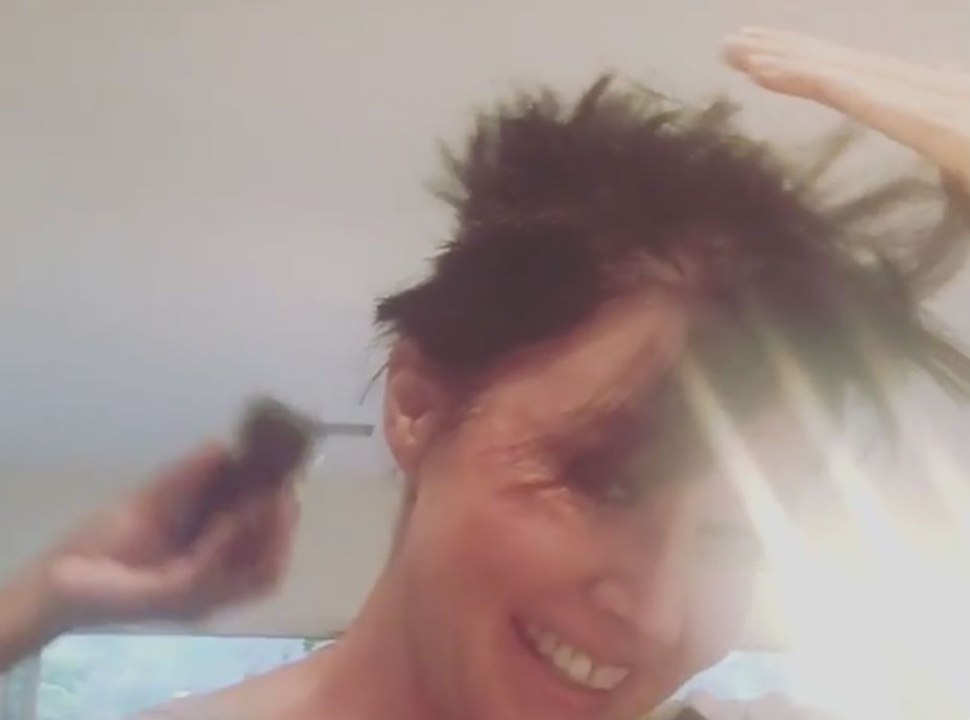 Cancer : Shannen Doherty "riait à travers ses larmes" le jour où elle a rasé ses cheveux