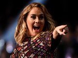 Public Buzz : Durant un concert, la chanteuse Adele balance des billets de 20 dollars