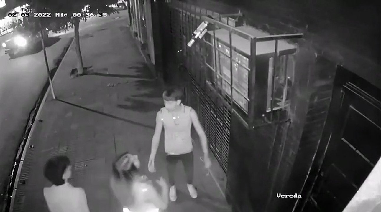 Des jeunes essayent de cacher leur bouteille de vodka dans la rue !