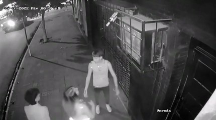 Des jeunes essayent de cacher leur bouteille de vodka dans la rue !