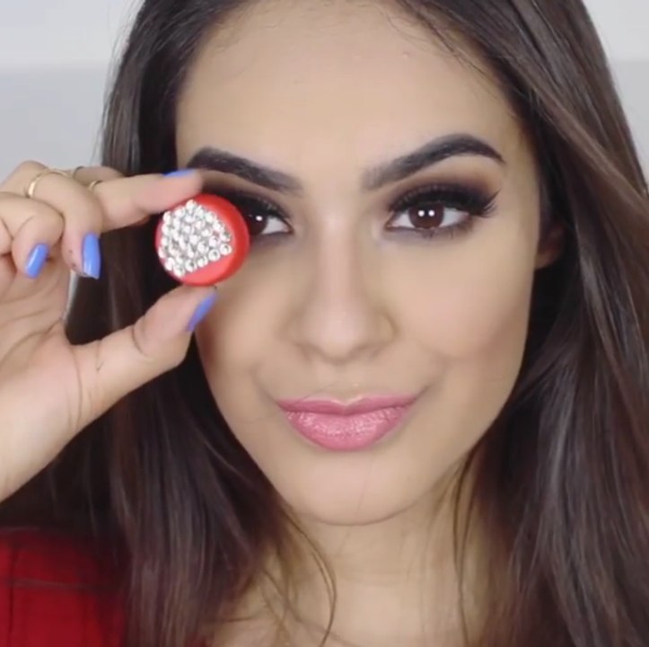 Maquillage : Découvrez l'étonnante astuce du bouchon de coca pour réussir son make-up des yeux !