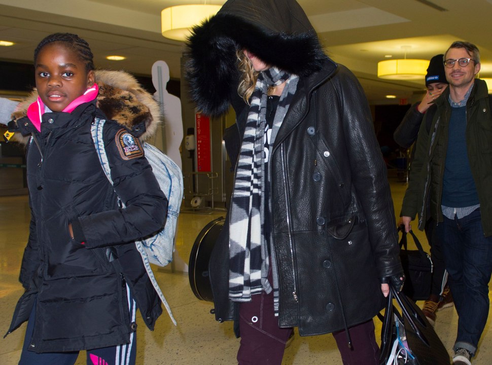 Exclu Vidéo : Mercy James adore les paparazzis contrairement à sa mère Madonna !