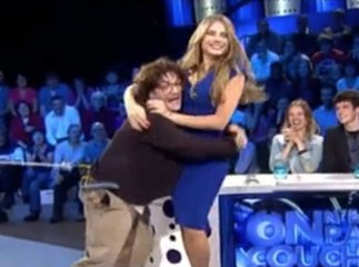 Zapping PublicTV n°215 : la plus belle femme de l'année enlace Damien Baïzé !