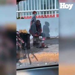 ¡Con el cuchillo de pelar caña! Hombre se corta uñas de los pies