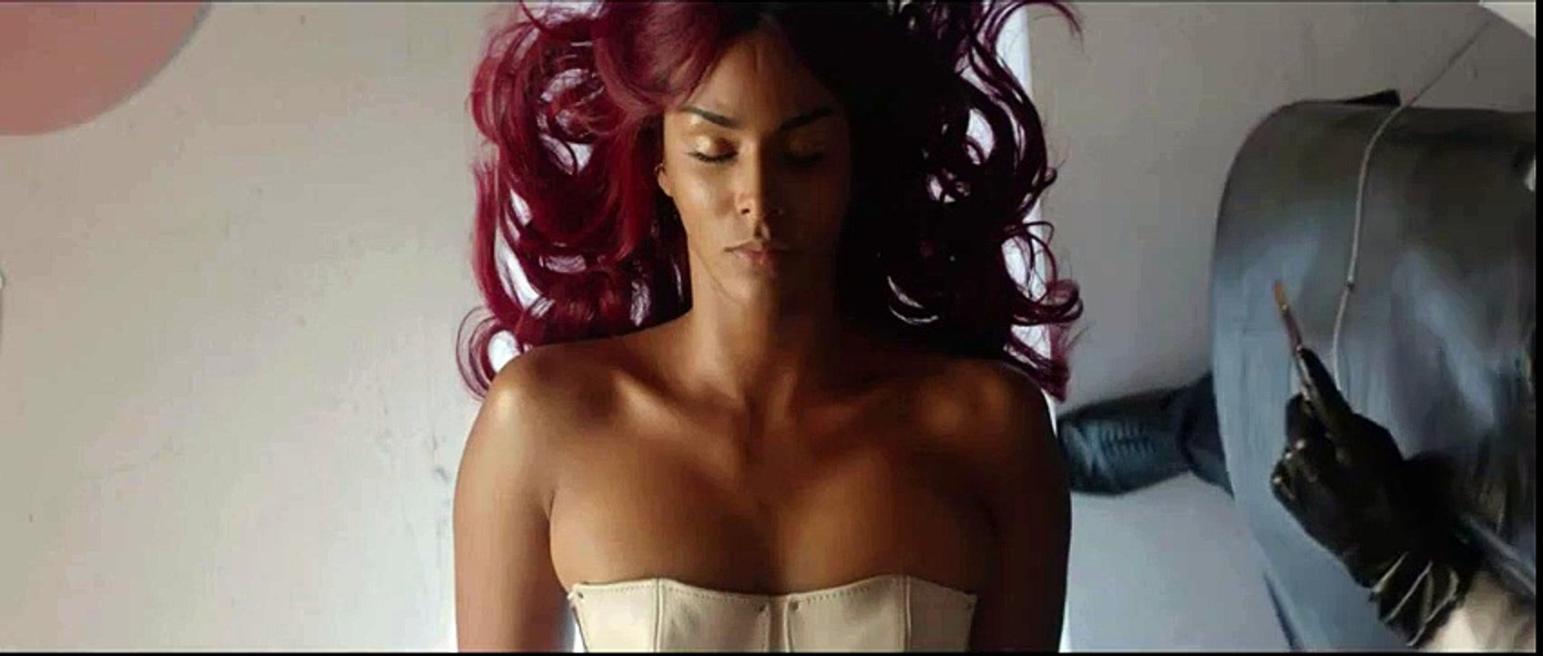 Vidéo : Shy'm : ambiance sanguinaire pour le teaser n°2 de "L'effet de serre"  !