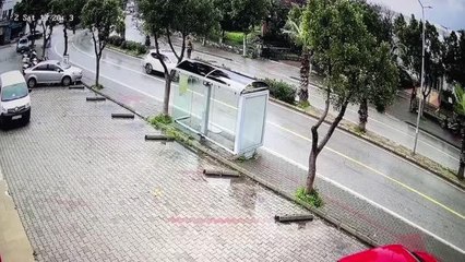 Télécharger la video: Bodrum'da 4 kişinin yaralandığı trafik kazası güvenlik kamerasınca kaydedildi