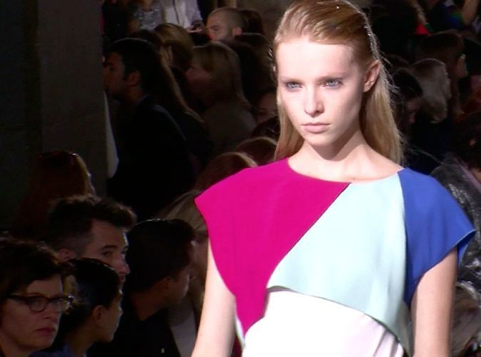 Exclu vidéo: Fashion Week Paris printemps-été 2014 : dans les backstages du défilé Roland Mouret !