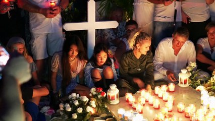 VIDEO Public : Laeticia, Jade et Joy se recueillent avec émotion sur la tombe de Johny Hallyday