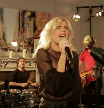 Exlu Vidéo: Hollysiz, Camelia Jordana et Christine and the queens au W9 home festival 2014!