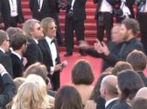 Exclu video : Cannes 2012 : une montée des marches bordélique pour Brad Pitt !