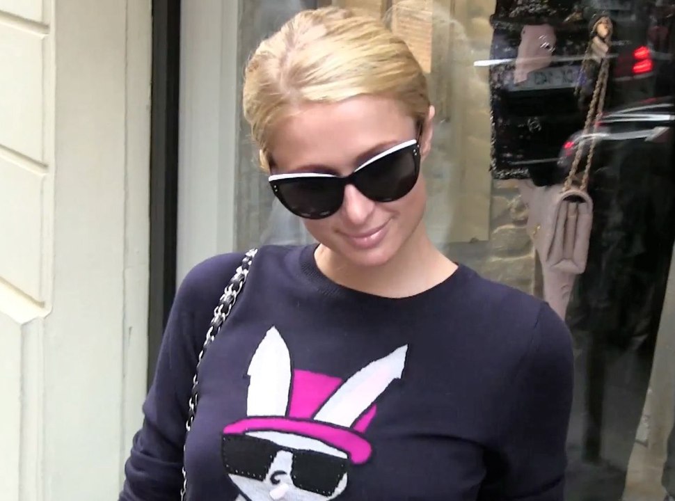 Vidéo : Paris Hilton fait du shopping en solo à Paris !