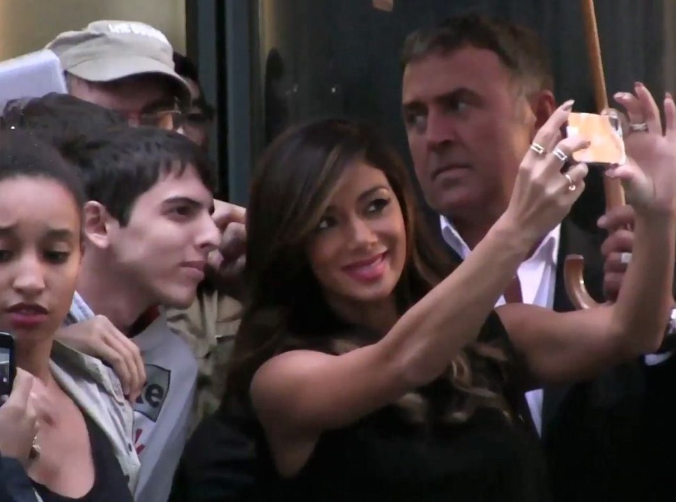 Exclu Vidéo : Nicole Scherzinger fan de ses fans, elle tient à ce que tout le monde ait son autographe !