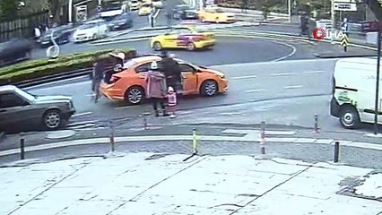 Taksici ve yolcular tekme tokat birbirine girdi