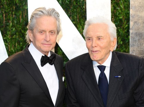 Public Buzz : Le papa de Michael Douglas, Kirk, a 100 ans : voici son secret de jouvence !