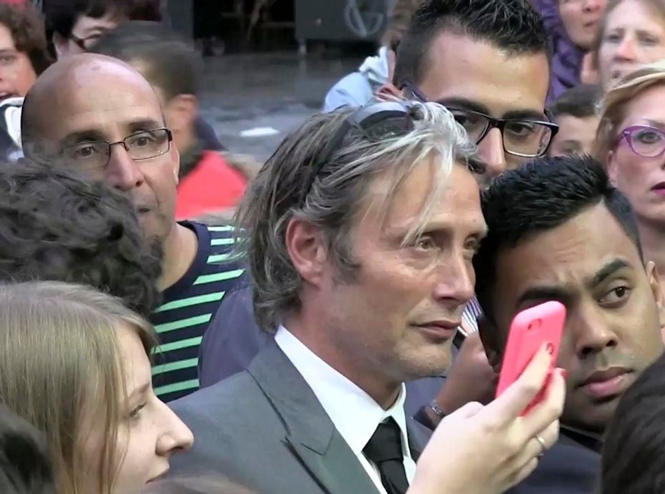 Exclu vidéo : Mads Mikkelsen à la première de "The Salvation" sur les Champs-Elysées !
