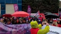 8 Mart Dünya Kadınlar Günü'nde kadınlar, yağmur altında, işten atılan kadın işçilerle yürüdü