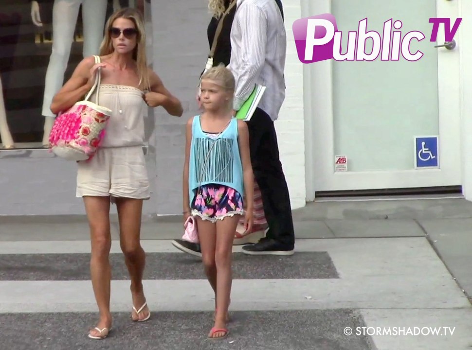 Exclu Vidéo : Denise Richards et sa fille Lola dans un salon de manucure à Beverly Hills !