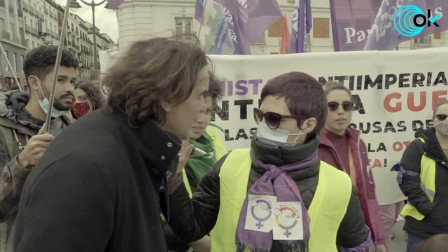 OKDIARIO muestra el lado más totalitario del feminismo radical en el 8M: «¡Abascal es un criminal!»