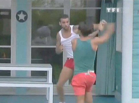 Public Zap : Une bagarre entre Stéphane et Aymeric et le clash Leila / Jessica qui tourne mal !