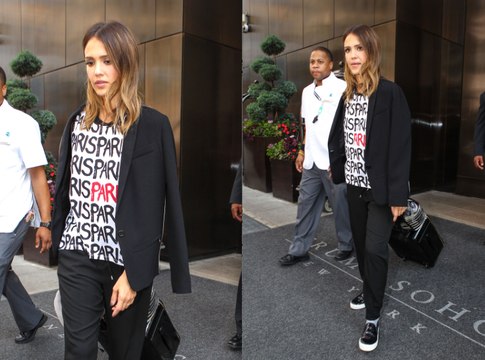 Exclu Vidéo : Jessica Alba : à l'aéroport, elle crée toujours l'émeute !