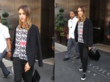 Exclu Vidéo : Jessica Alba : à l'aéroport, elle crée toujours l'émeute !