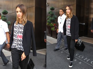 Exclu Vidéo : Jessica Alba : à l'aéroport, elle crée toujours l'émeute !