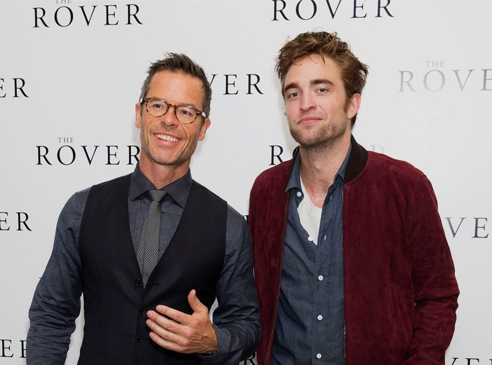 Exclu vidéo : Robert Pattinson à la cool lors de la première de "The Rover" à Londres !