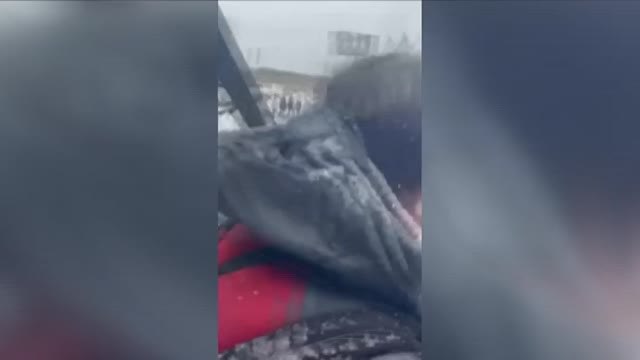 Miles de personas huyen de Irpin cruzando el río