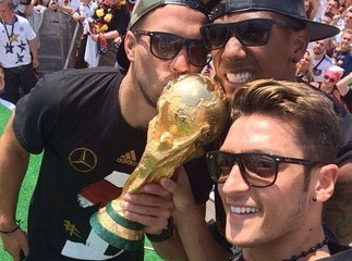 Public Zap : A voir :  L'Allemagne fête ses Champions du Monde ! Un titre qu'ils attendaient depuis 24 ans !