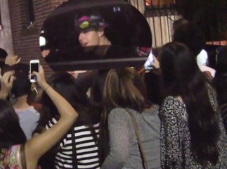 Exclu Vidéo : Justin Bieber : ses fans ligués contre les photographes !